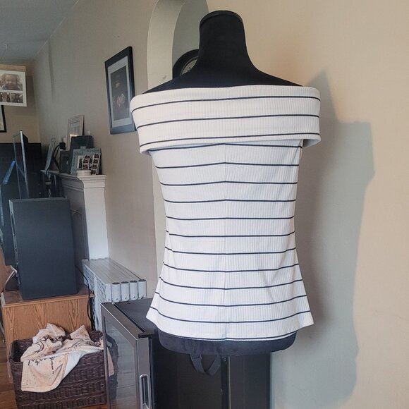 A New Day Off‎ The Shoulder Top - Picture 1 of 3